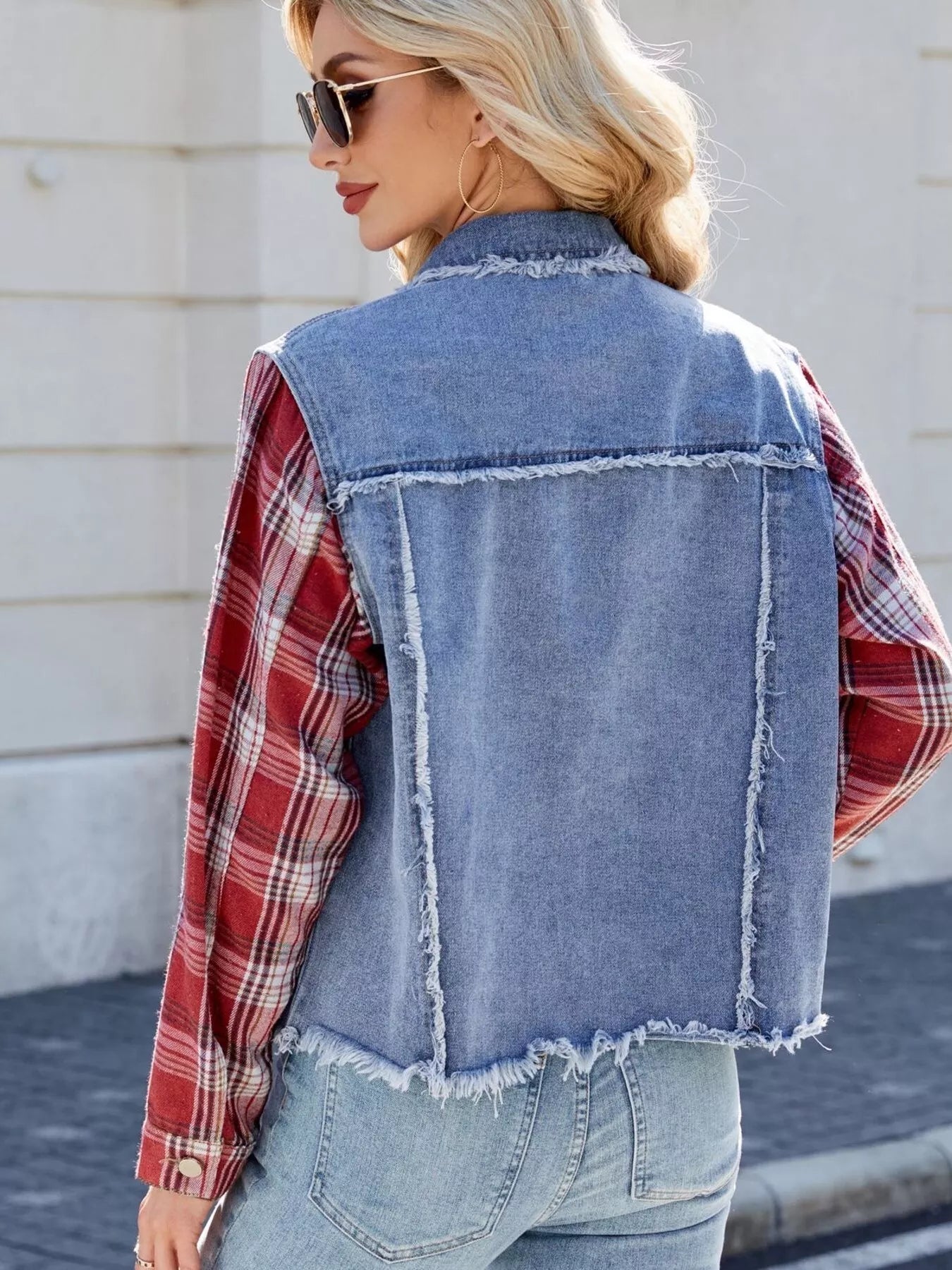 Veste jean à manches à carreaux et ourlet brut   Elégance District