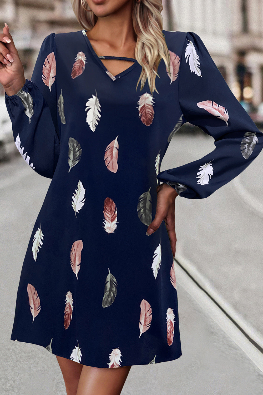 Robe imprimé plumes et col en V  Elégance District