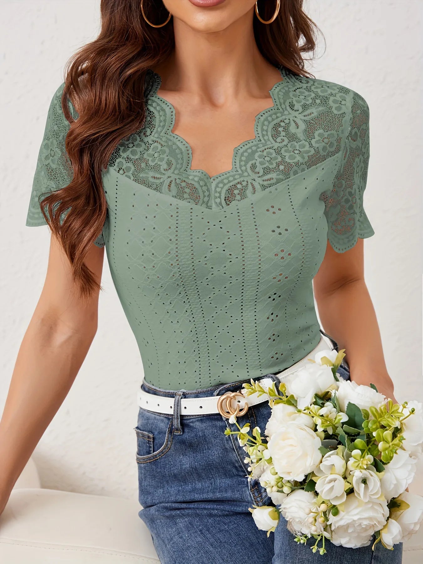 T-shirt à œillets en dentelle festonnée et col en V - Élégance District