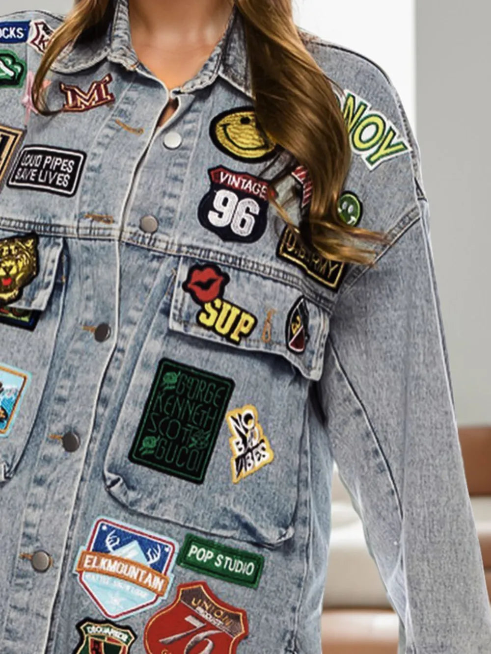Veste jean à manches longues boutonnée et écusson brodé   Elégance District
