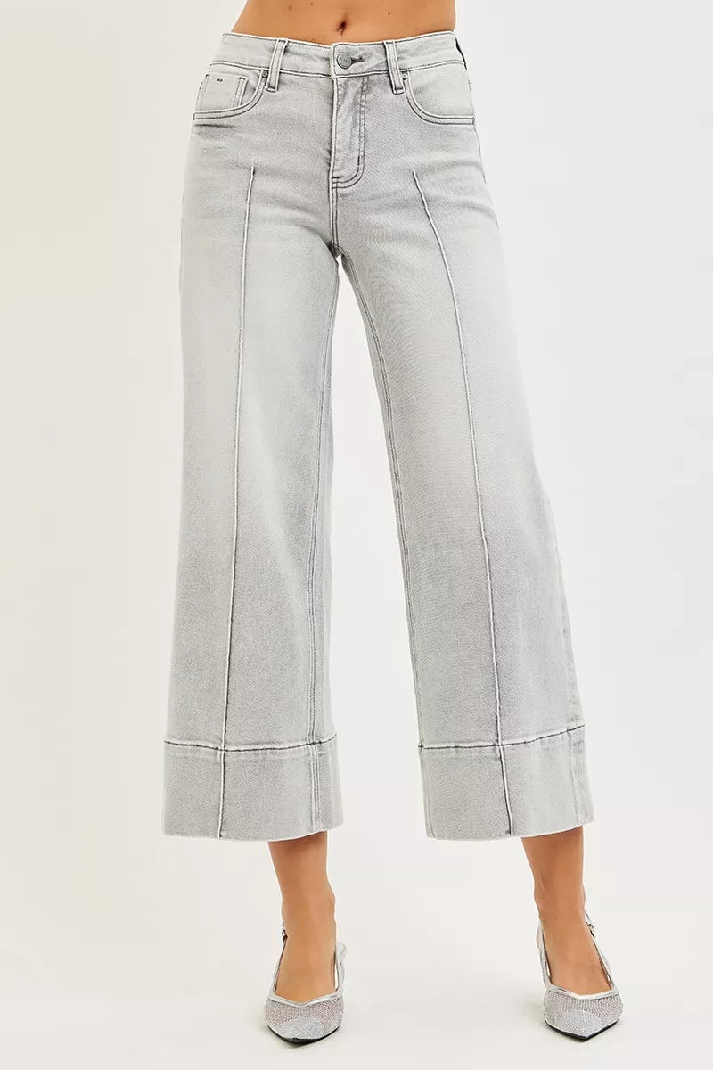 Jean RISEN à taille mi-haute gainante et coupe courte, avec larges plis sur le devant.
