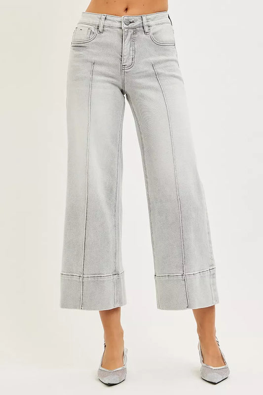 Jean RISEN à taille mi-haute gainante et coupe courte, avec larges plis sur le devant.