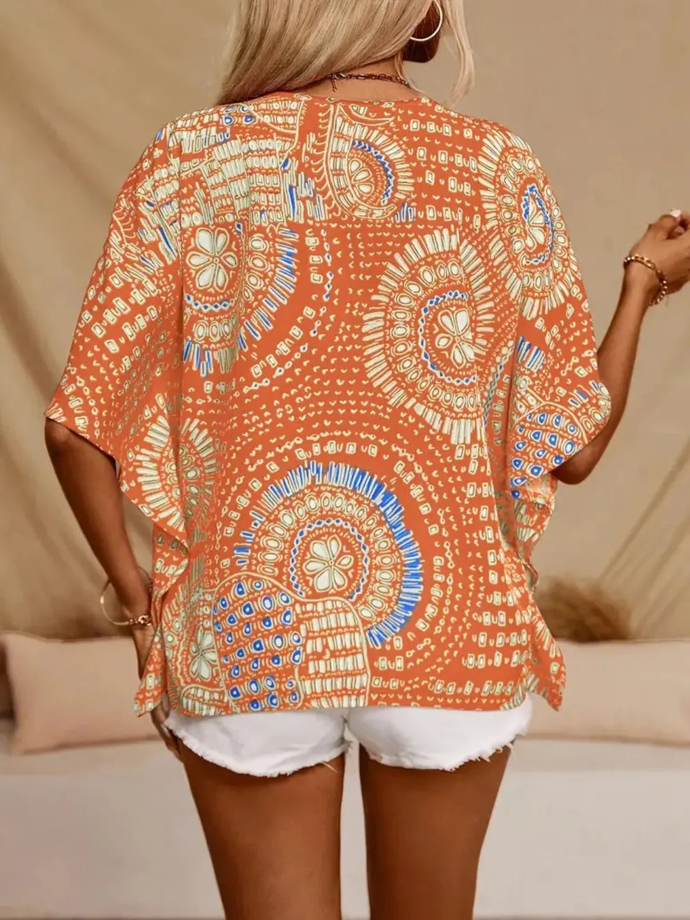 Chemise  imprimée à col en V et manches courtes    Elégance District