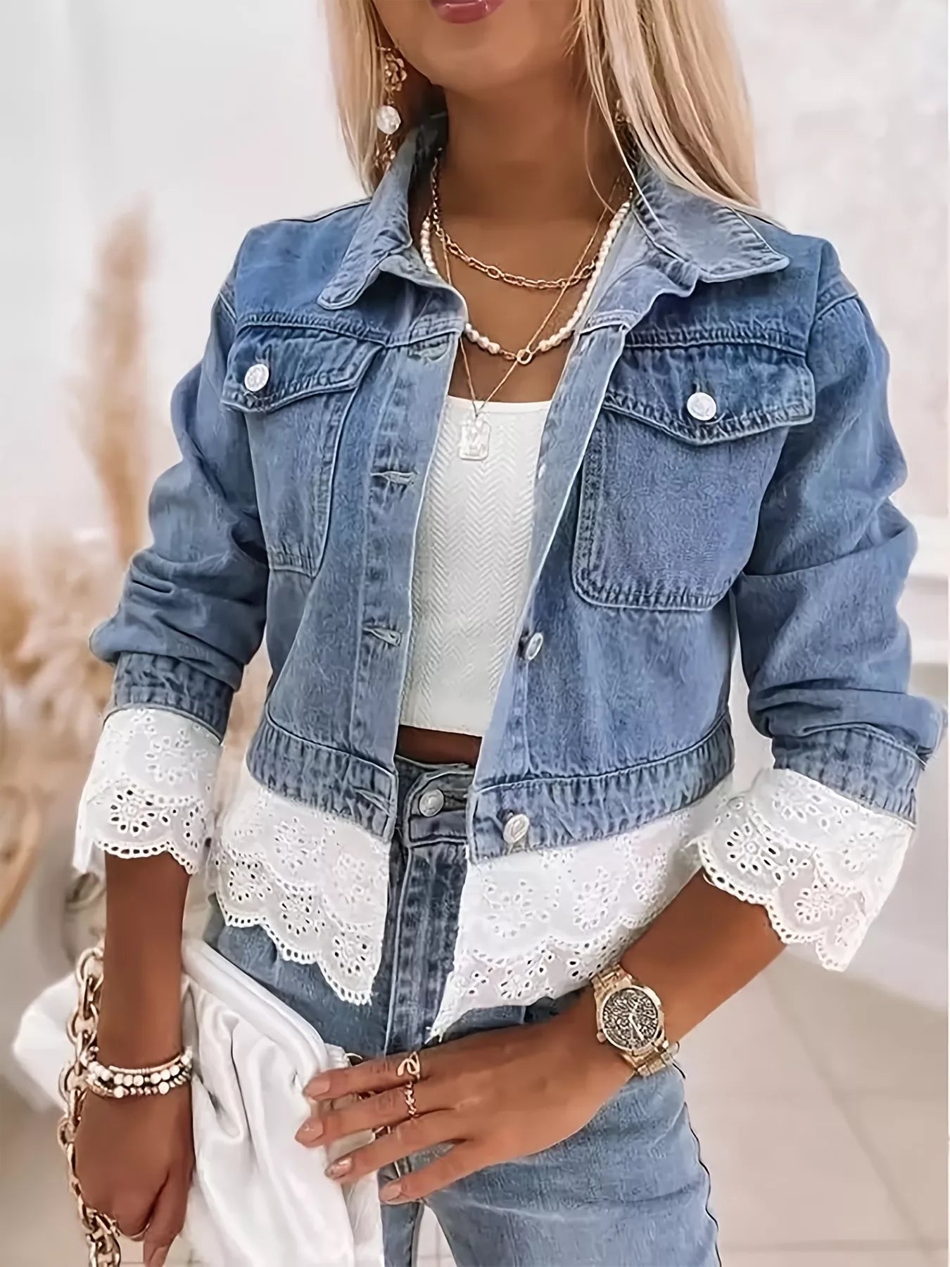 Veste jean courte à bordure en dentelle  Elégance District