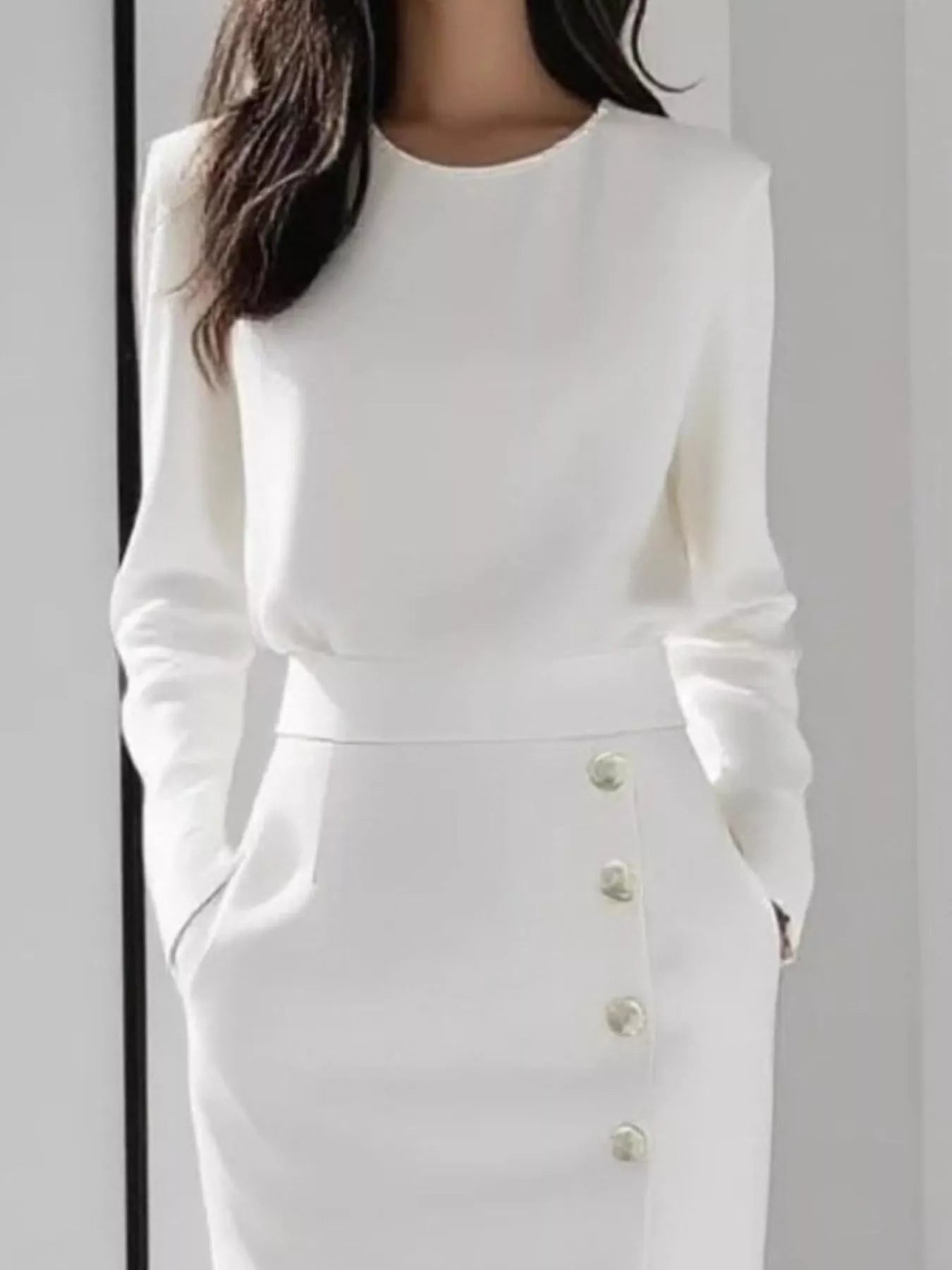 Robe midi à manches longues boutonnée avec fente latérale   Elégance District