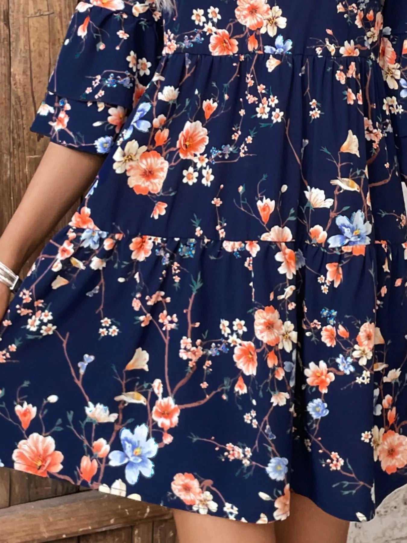 Robe mini à volants et manches à étages imprimée à fleurs    Elégance District