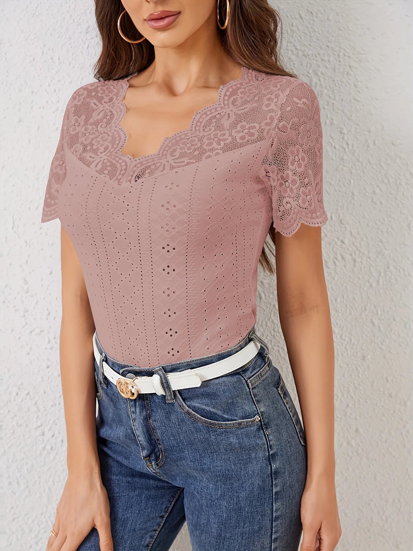 T-shirt à œillets en dentelle festonnée et col en V - Élégance District
