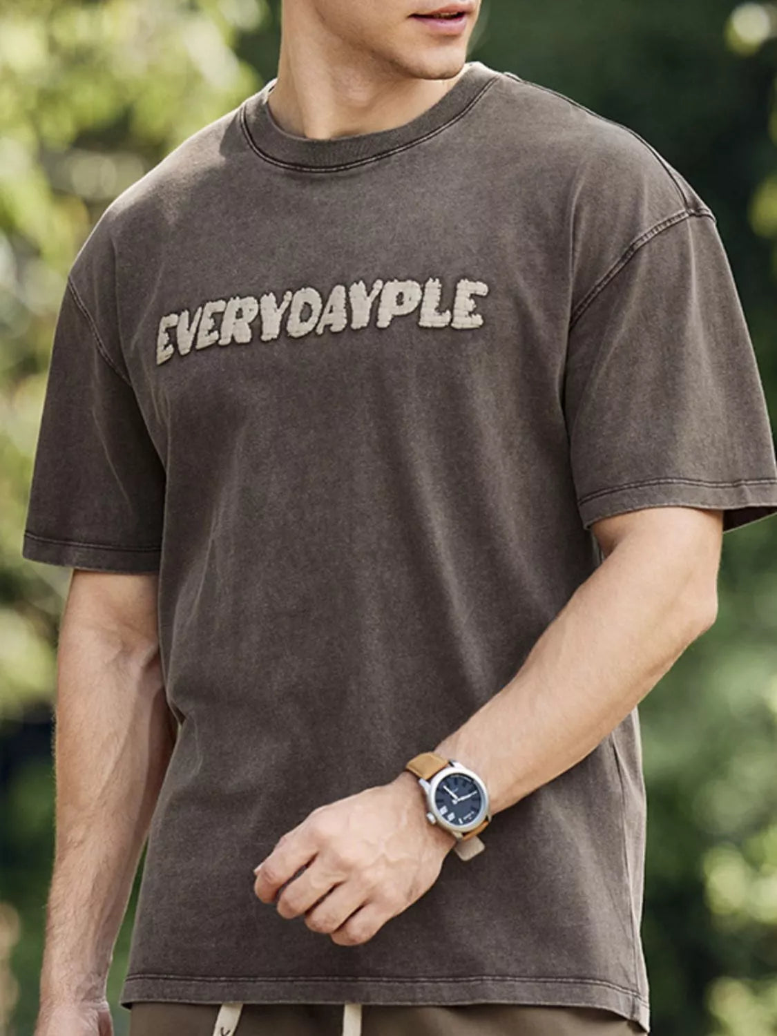 T-shirt à col rond avec motif de lettres   Elégance District