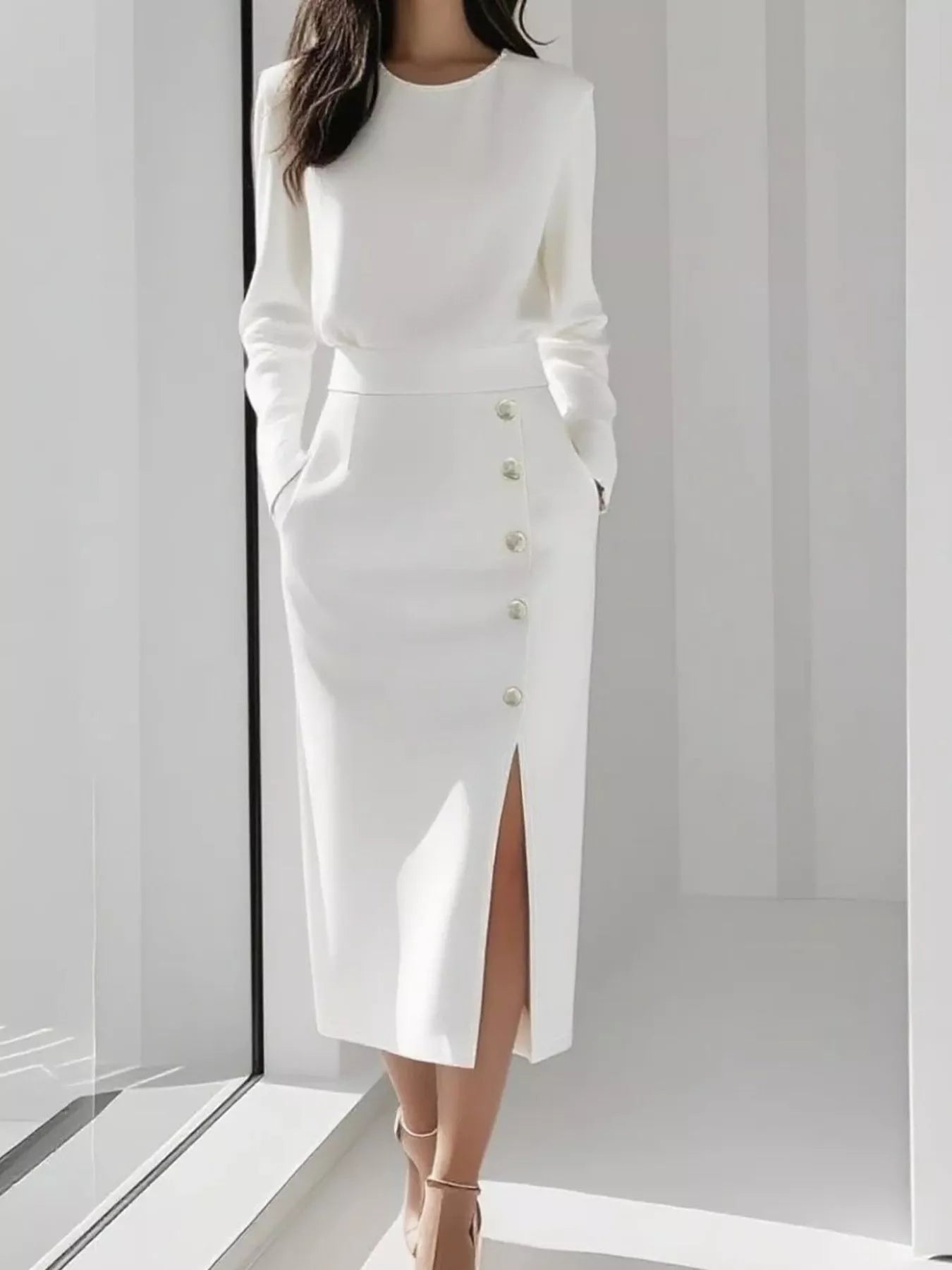 Robe midi à manches longues boutonnée avec fente latérale   Elégance District