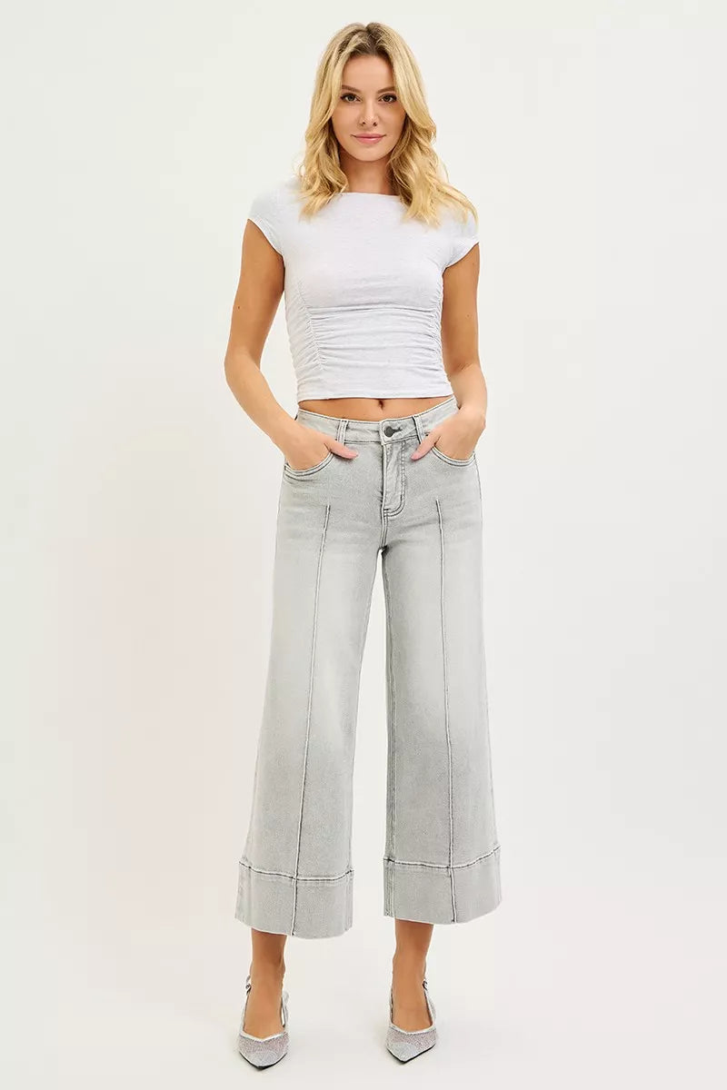 Jean RISEN à taille mi-haute gainante et coupe courte, avec larges plis sur le devant.