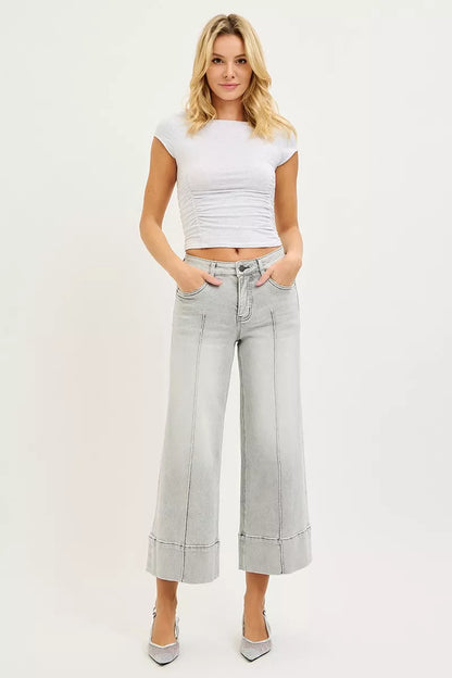 Jean RISEN à taille mi-haute gainante et coupe courte, avec larges plis sur le devant.