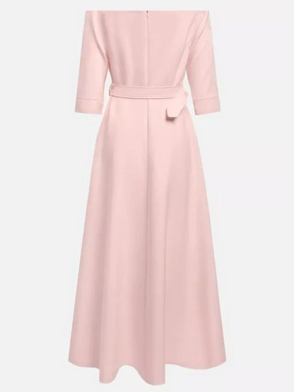 Robe longue élégante à épaules dénudées et ceinture   Elégance District