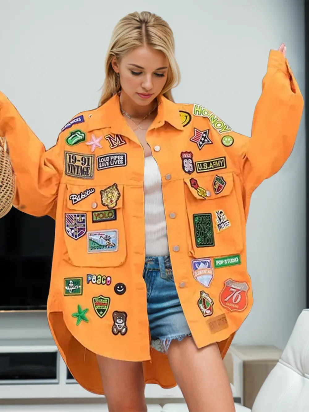 Veste jean à manches longues boutonnée et écusson brodé   Elégance District