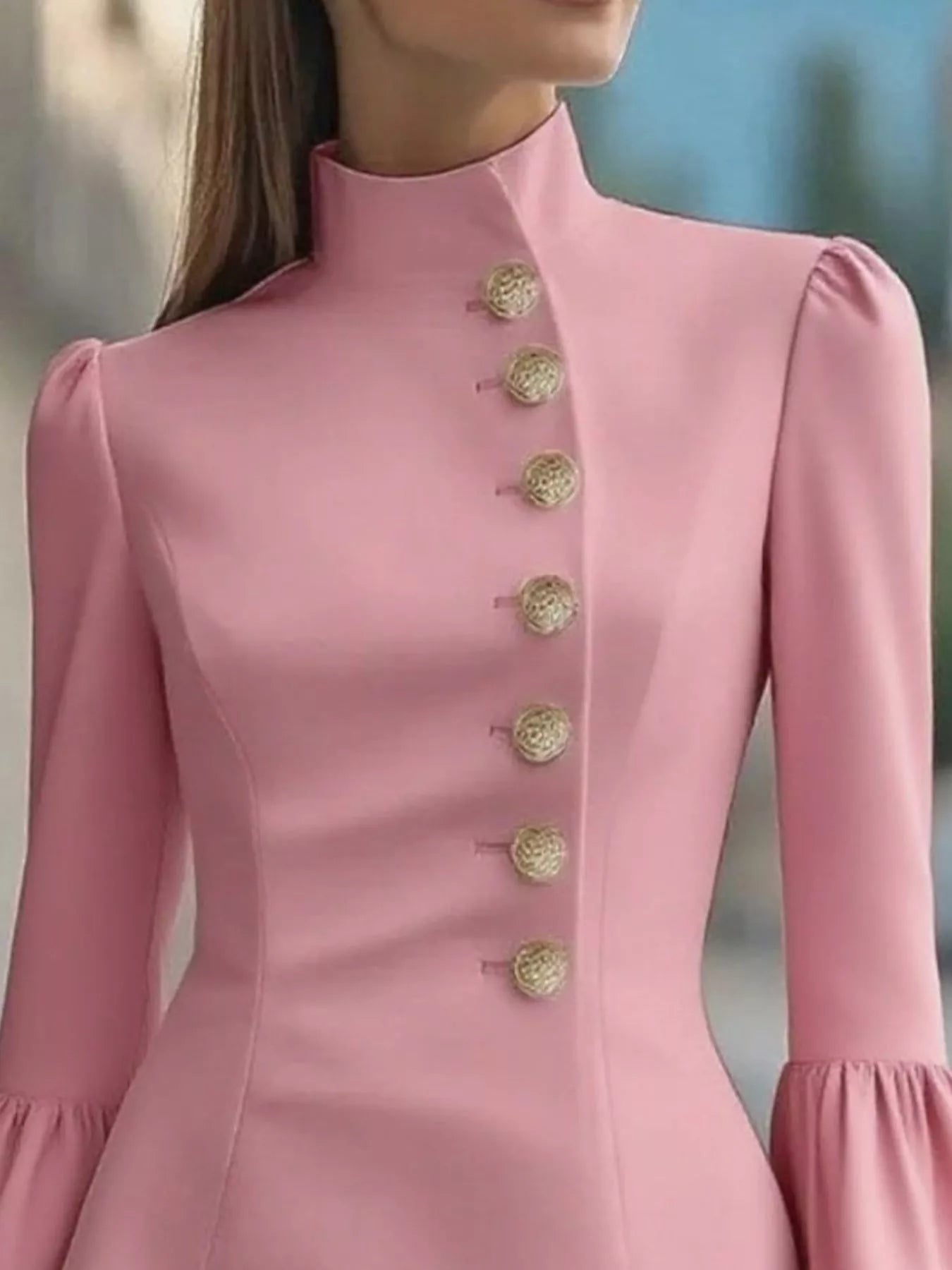 Robe courte à manches cloches et boutons sur le devant  Elégance District