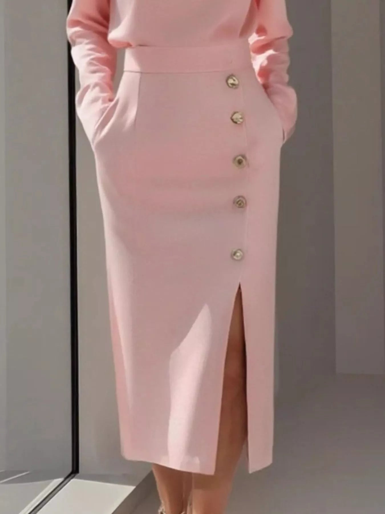 Robe midi à manches longues boutonnée avec fente latérale   Elégance District