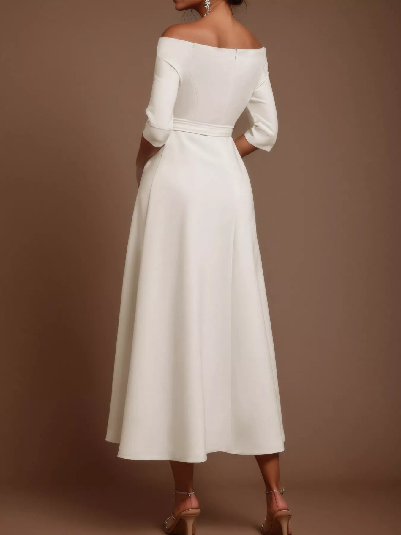 Robe longue élégante à épaules dénudées et ceinture   Elégance District