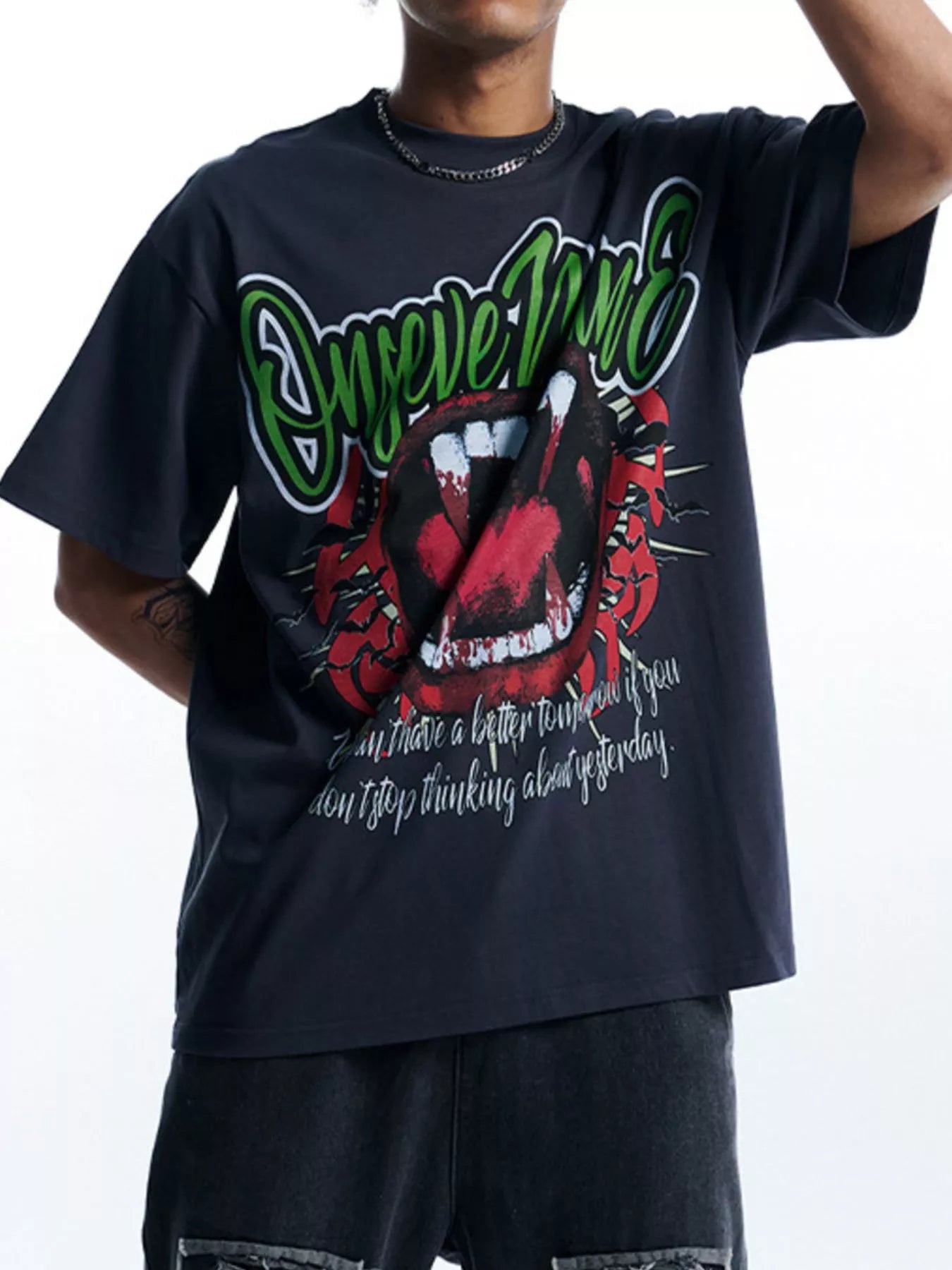 T-shirt oversize à col rond avec motif graphique   Elégance District