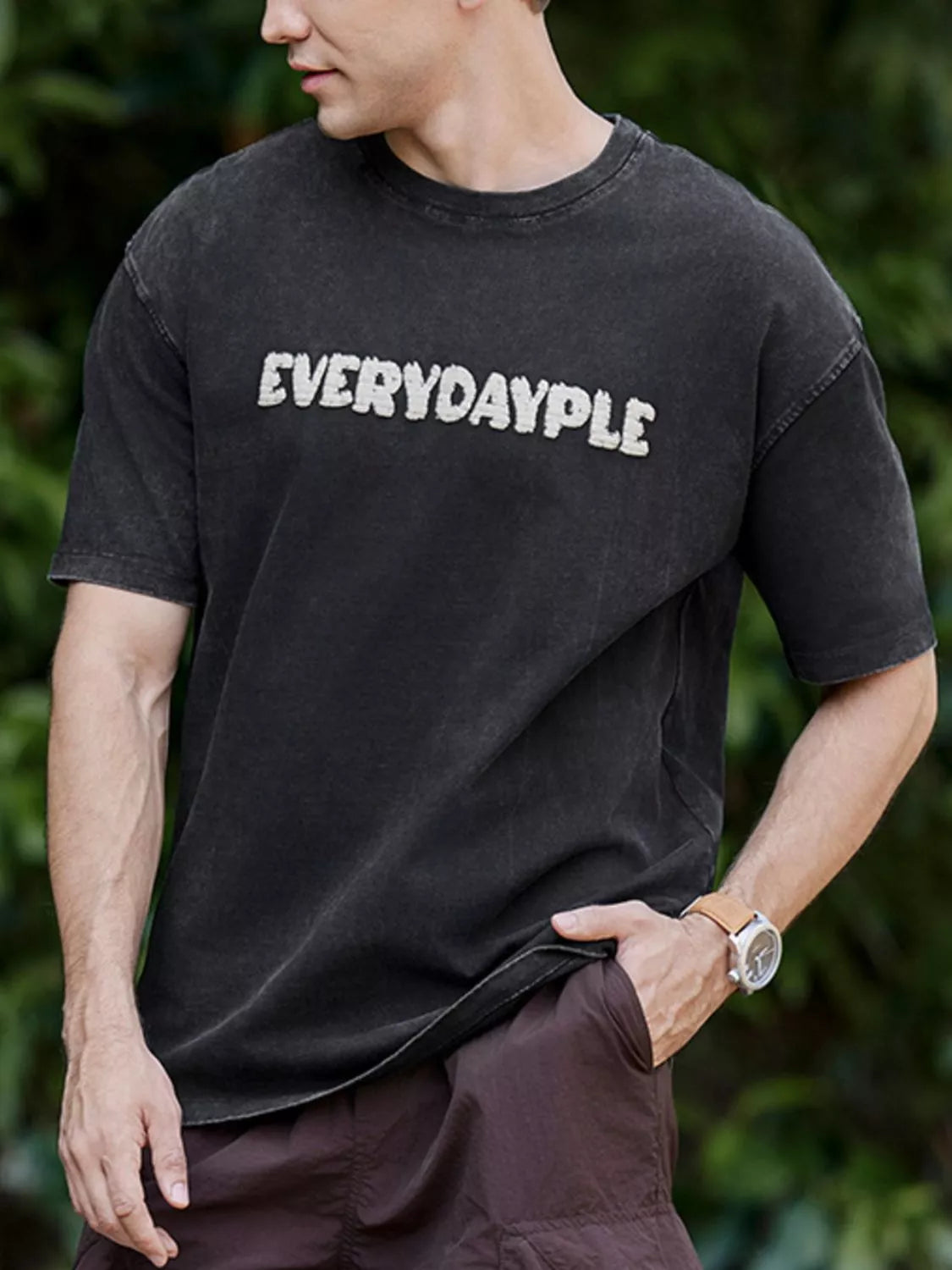 T-shirt à col rond avec motif de lettres   Elégance District