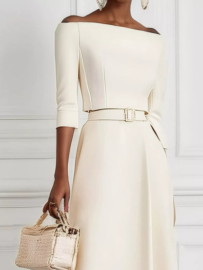 Robe longue élégante à épaules dénudées et ceinture   Elégance District
