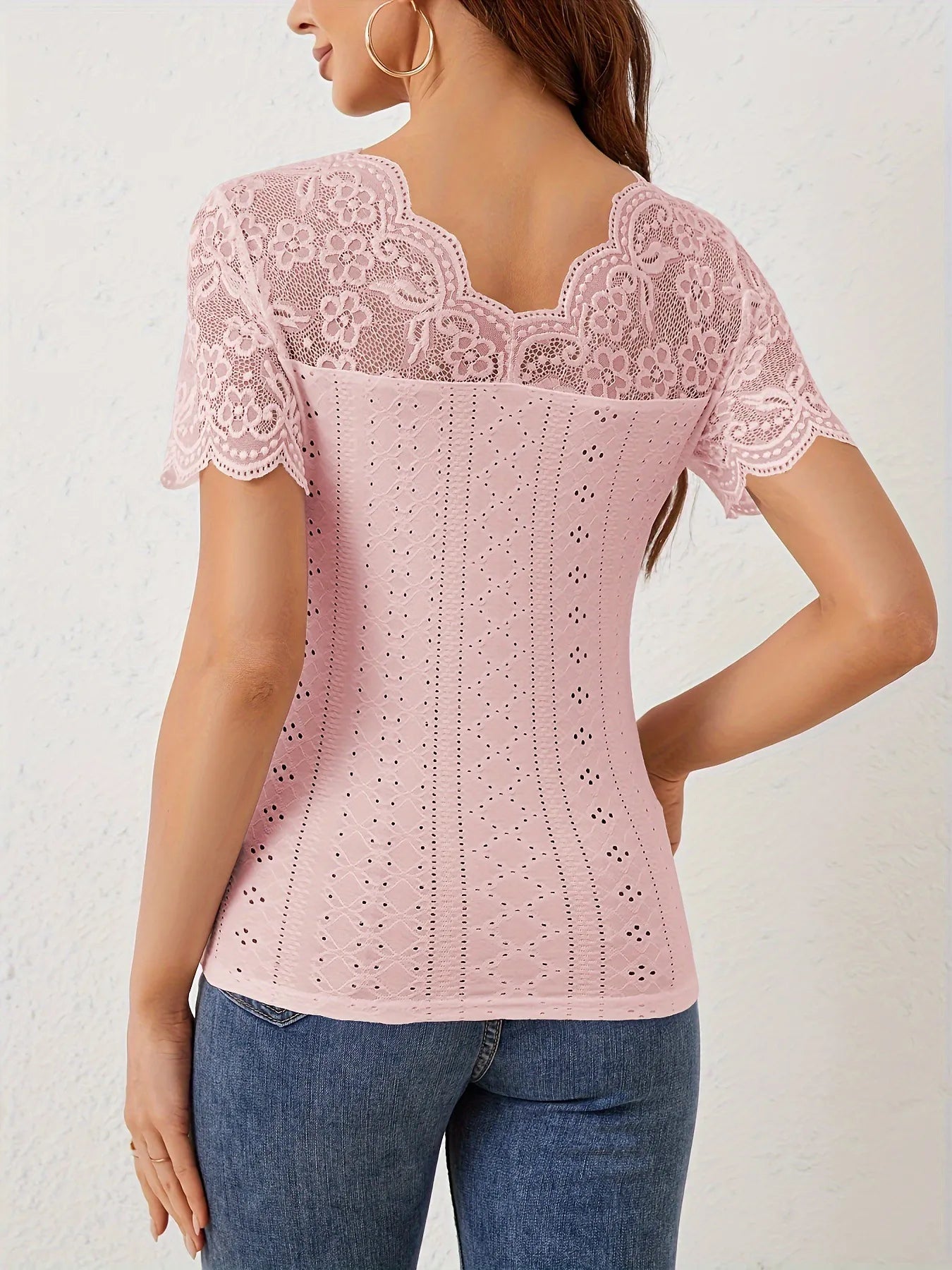 T-shirt à œillets en dentelle festonnée et col en V - Élégance District