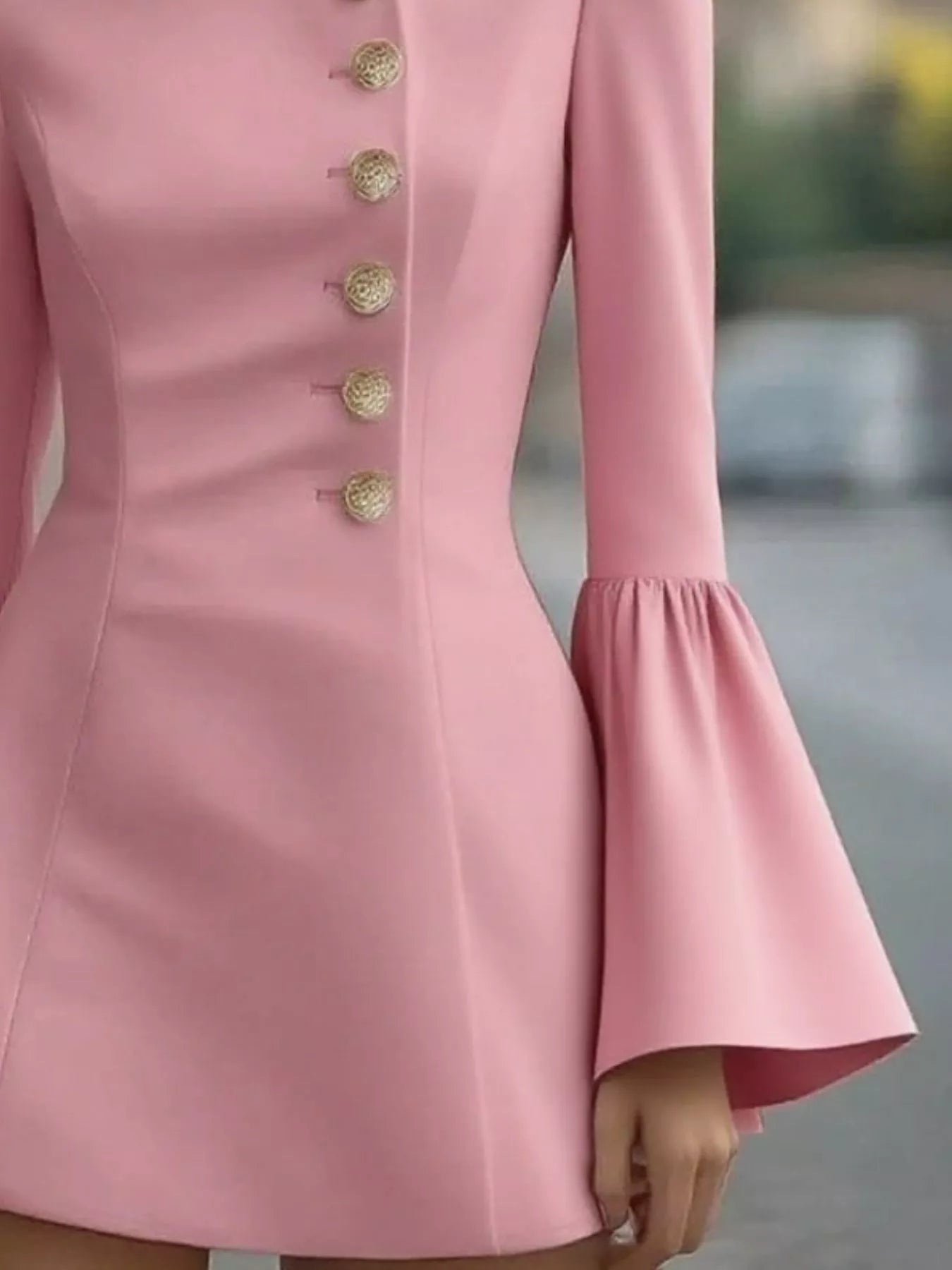 Robe courte à manches cloches et boutons sur le devant  Elégance District