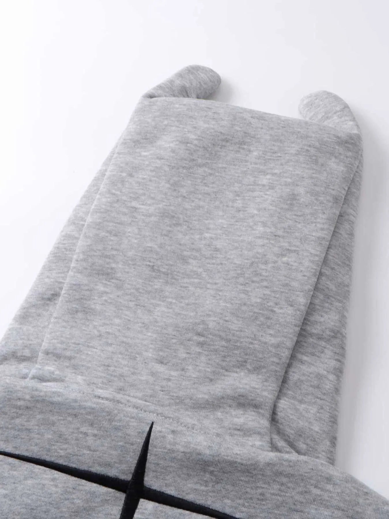 Sweat à capuche zippé avec cornes de diable   Elégance District