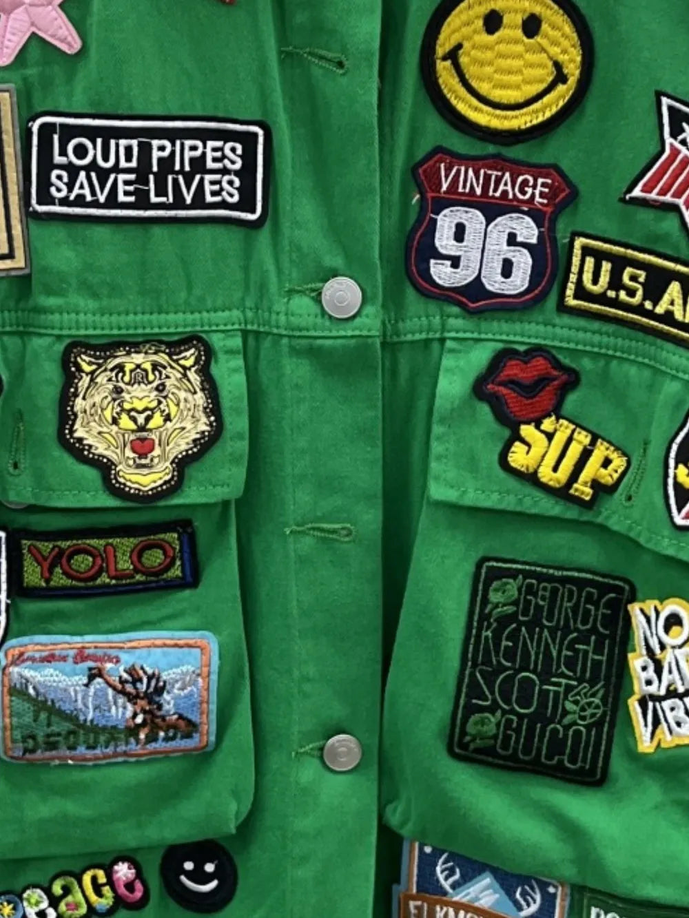 Veste jean à manches longues boutonnée et écusson brodé   Elégance District