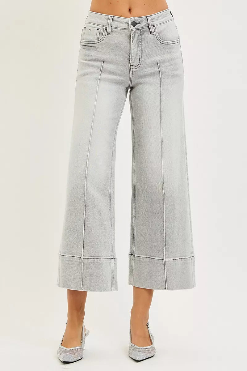 Jean RISEN à taille mi-haute gainante et coupe courte, avec larges plis sur le devant.