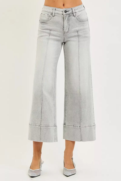 Jean RISEN à taille mi-haute gainante et coupe courte, avec larges plis sur le devant.