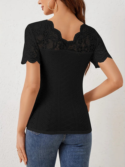 T-shirt à œillets en dentelle festonnée et col en V - Élégance District