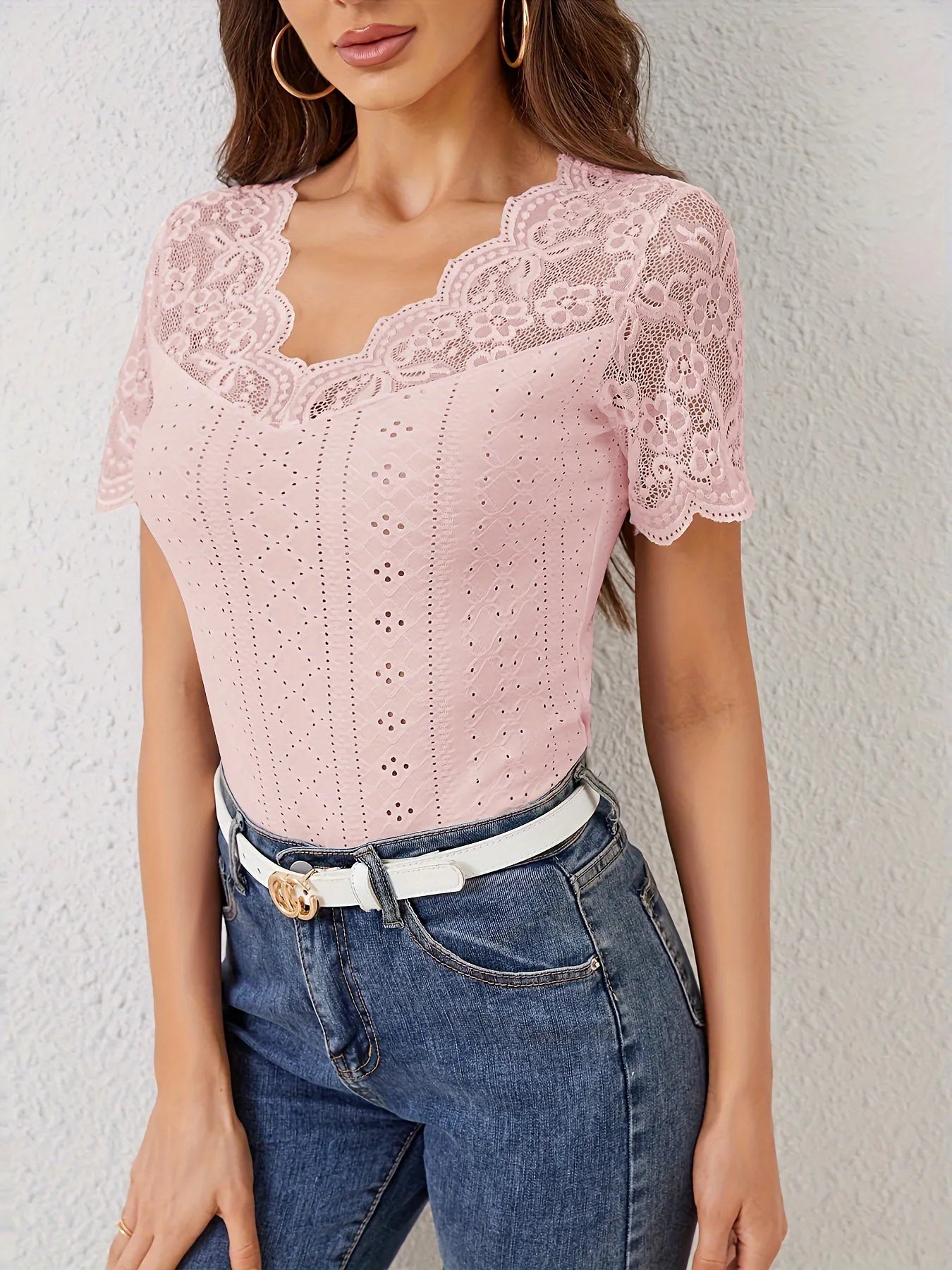 T-shirt à œillets en dentelle festonnée et col en V - Élégance District