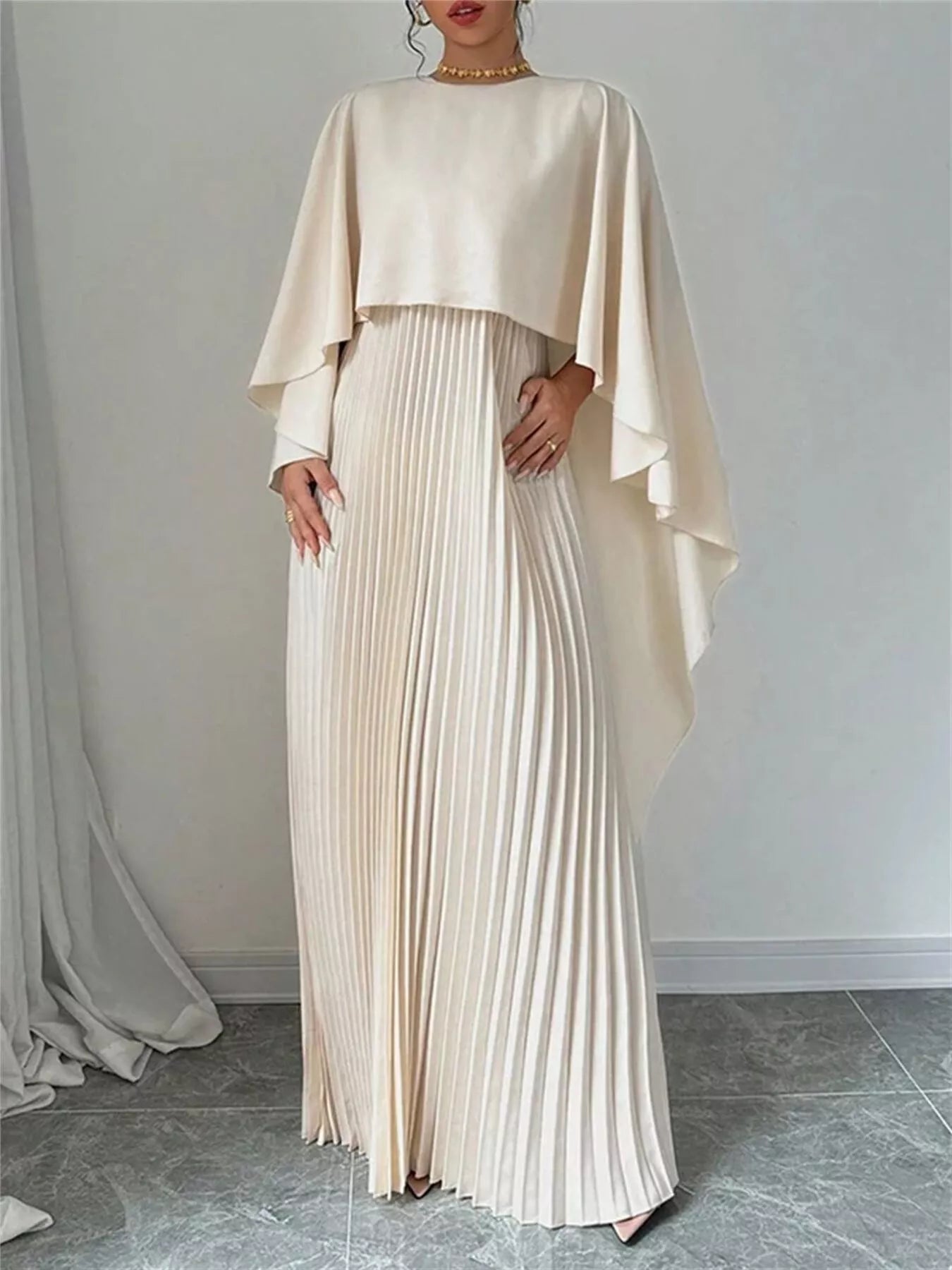 Robe longue plissée cape [angle] élégante femme - Élégance District
