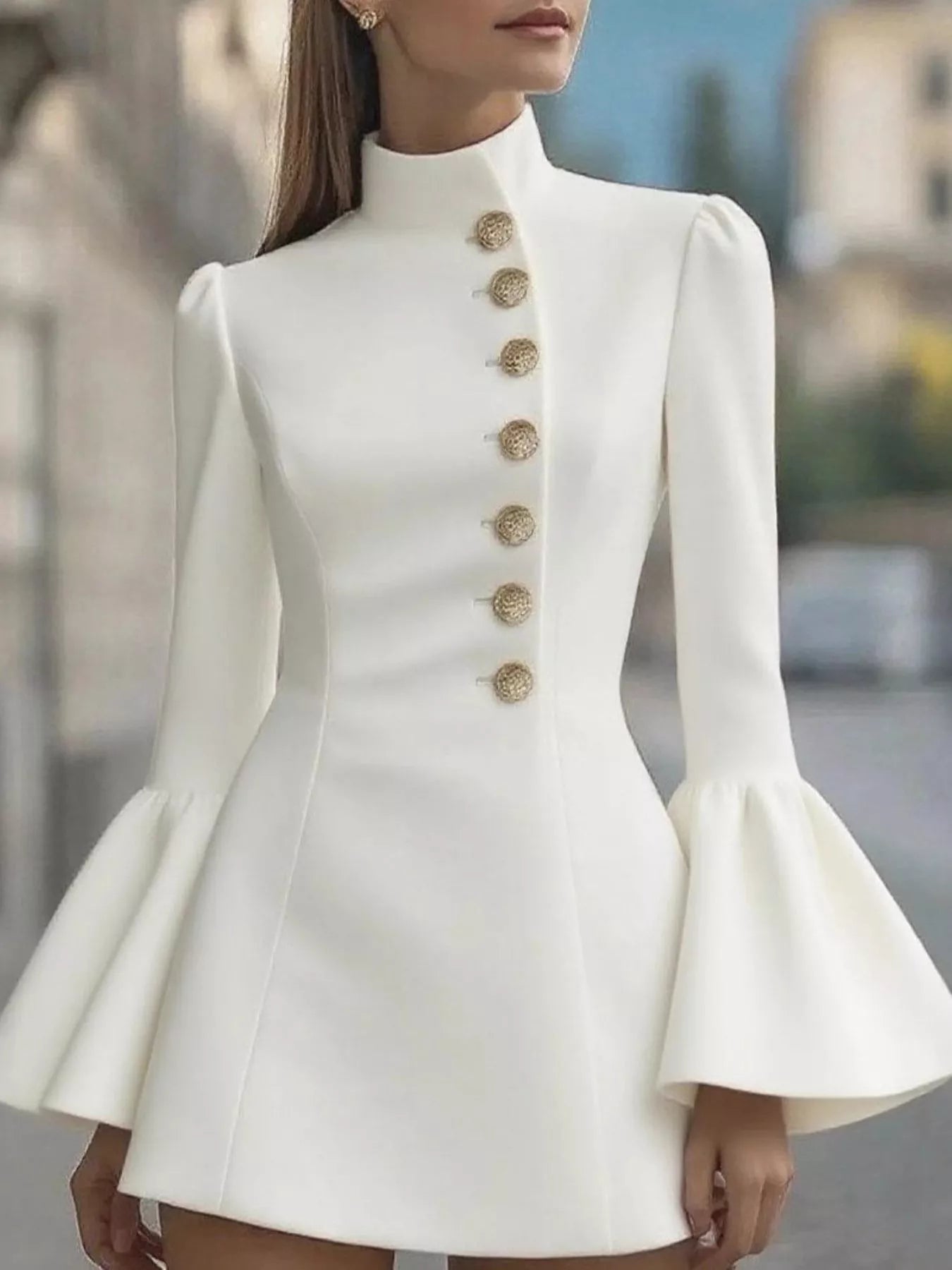 Robe courte à manches cloches et boutons sur le devant  Elégance District