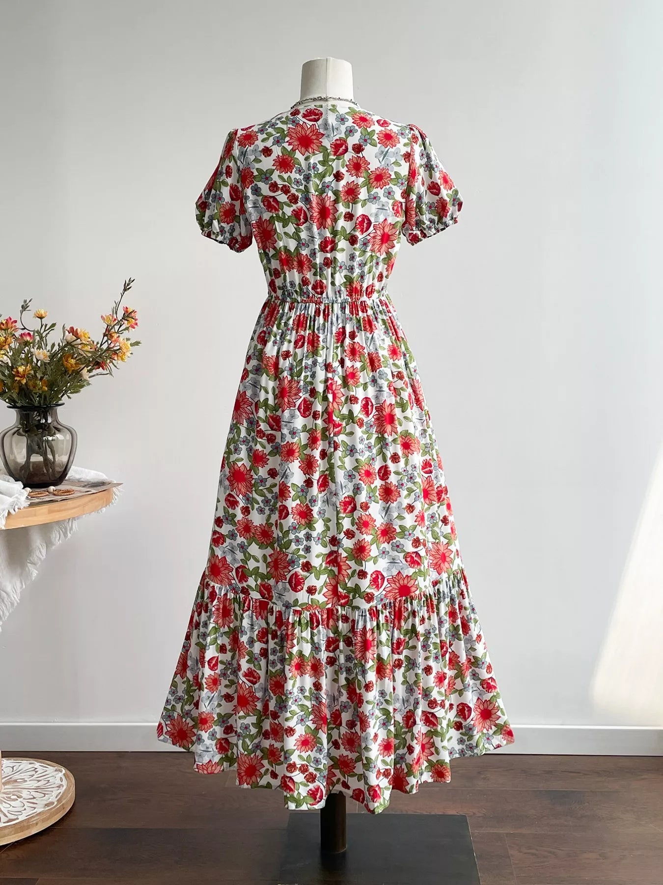 Robe midi à imprimé floral, col en V et ourlet à volants - Élégance District